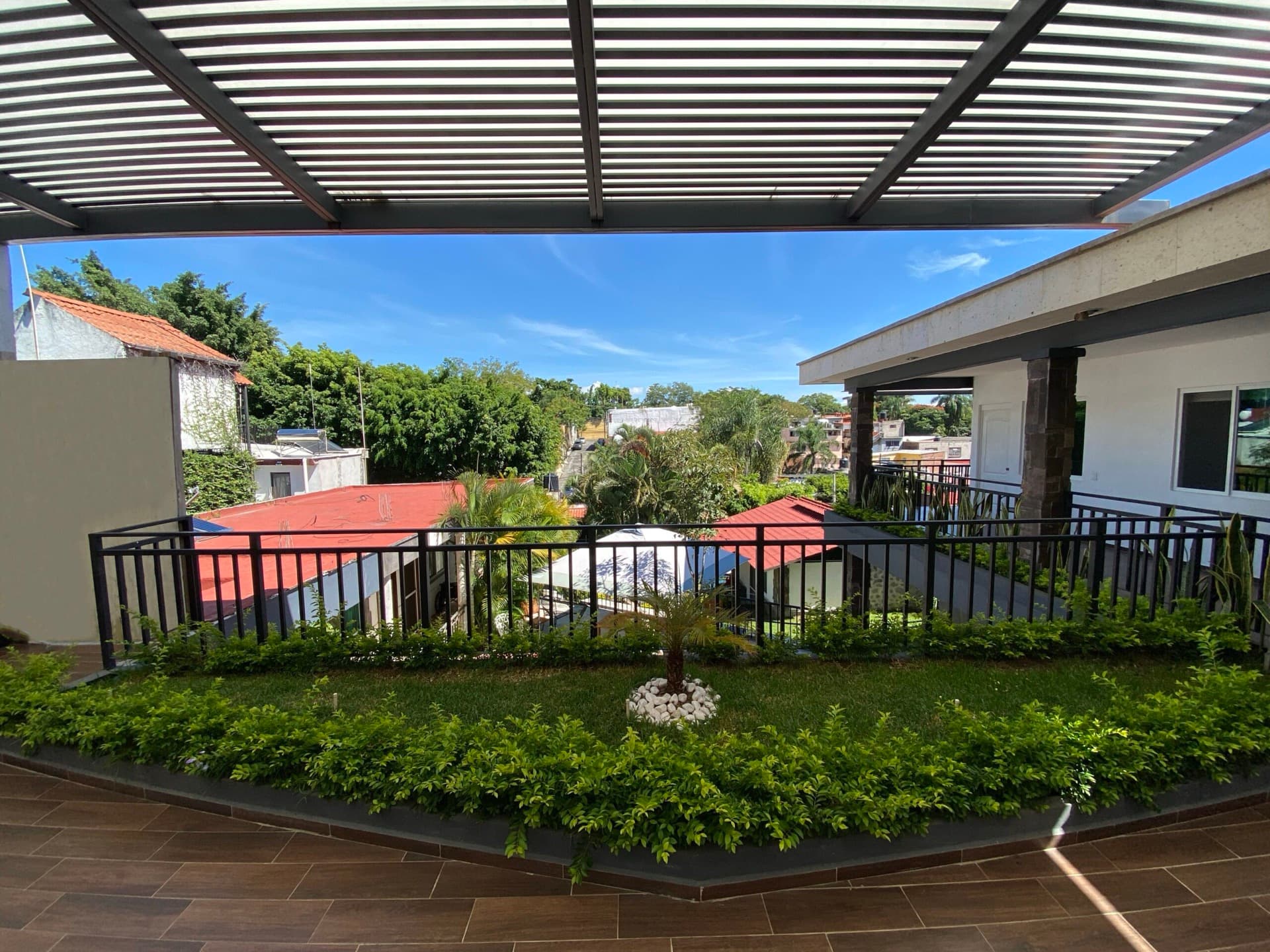 Terraza con vista al jardín y la alberca