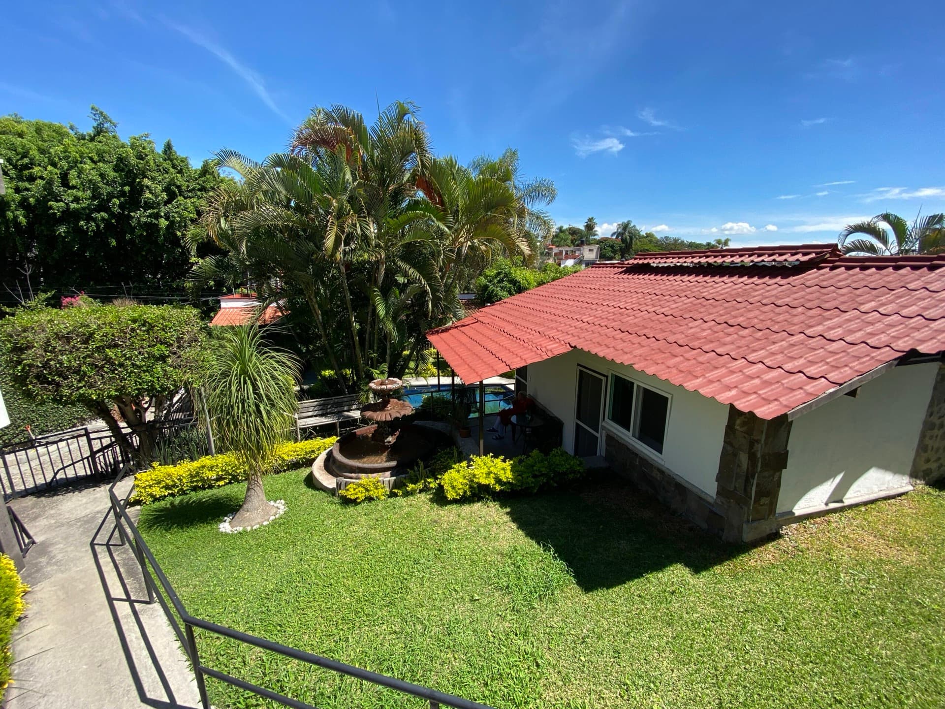 Vista del jardín y la alberca