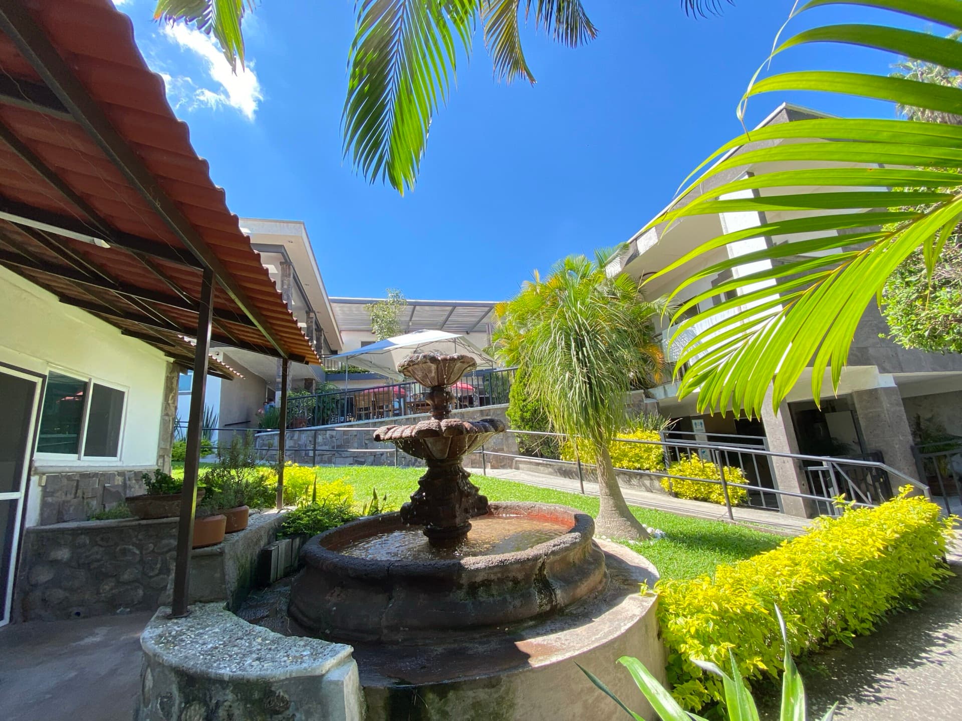 Fuente de cantera en el jardín