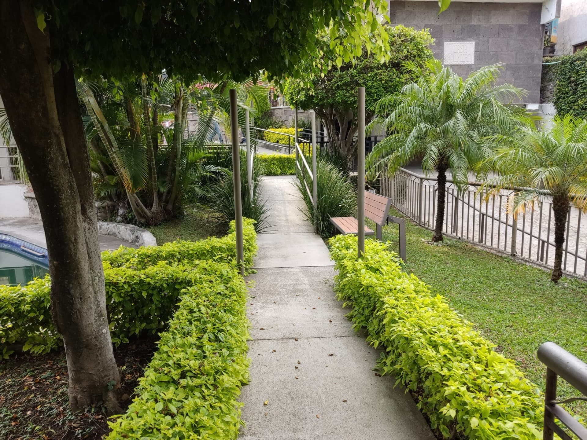 Andadores entre jardines