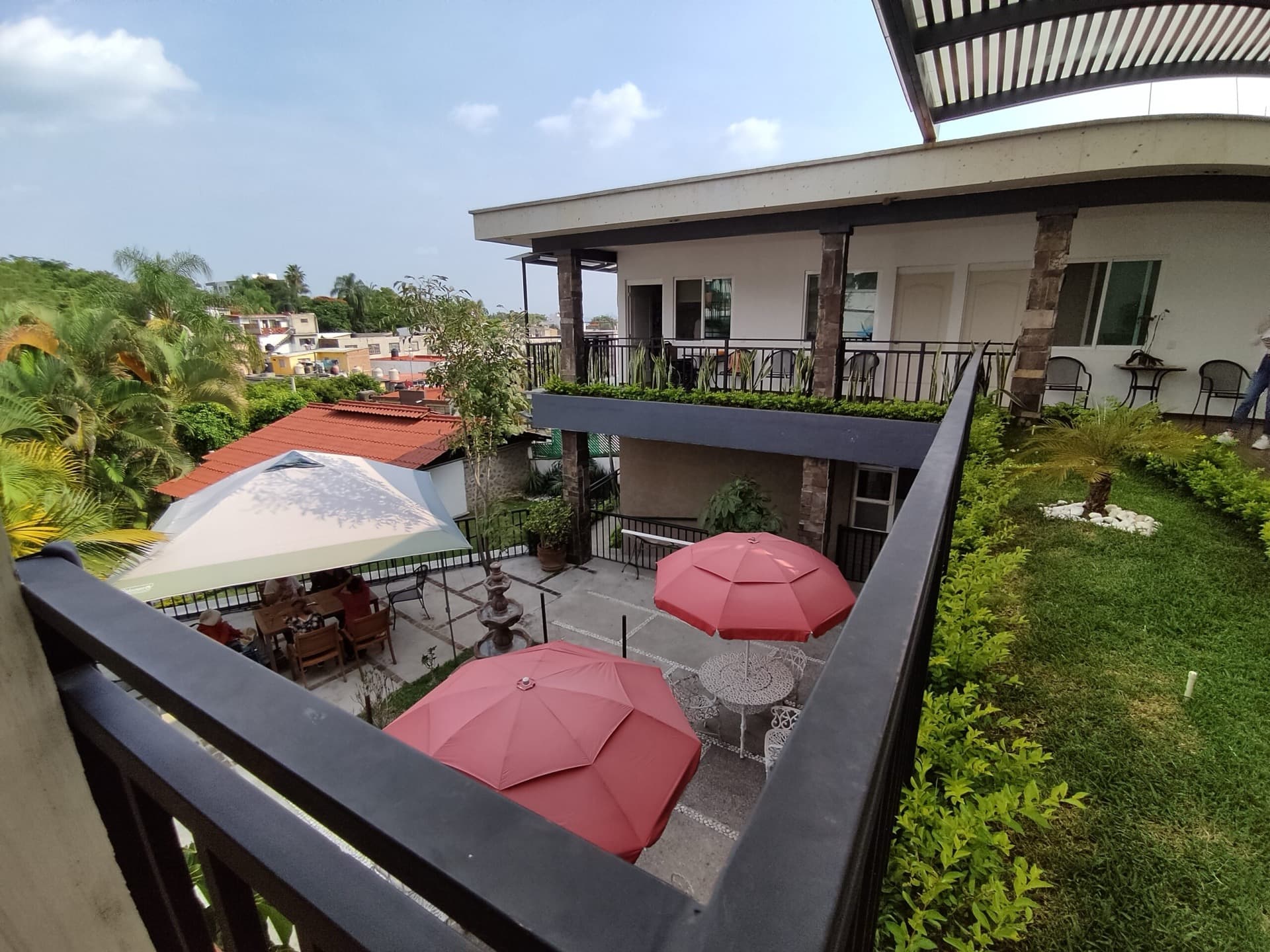 Terraza con sombrillas y áreas de descanso