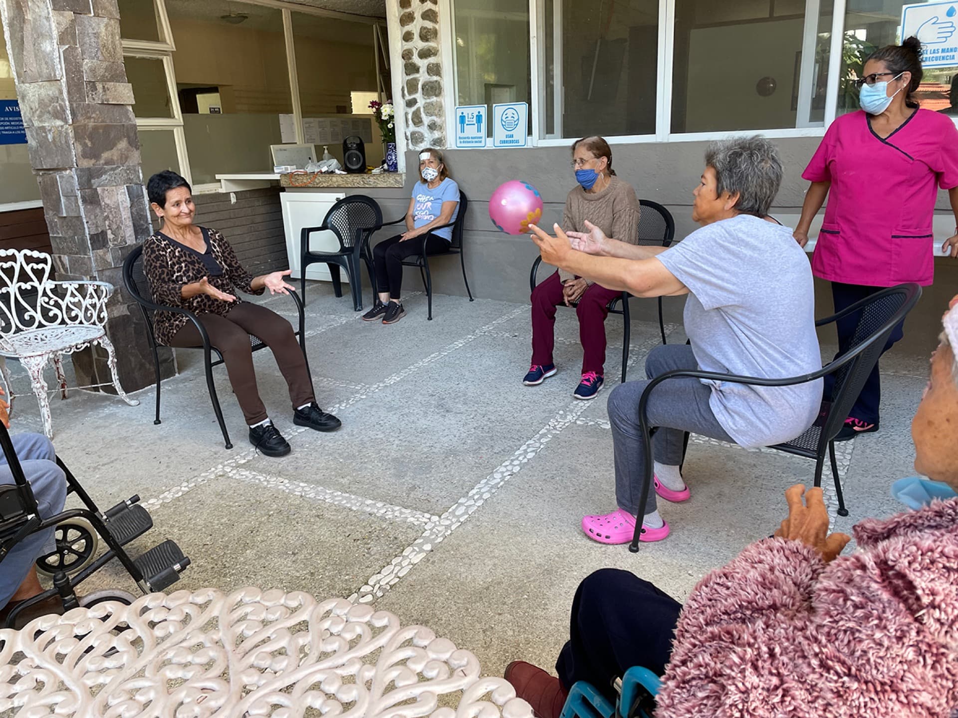 Terapia física y prevención de caídas en adultos mayores