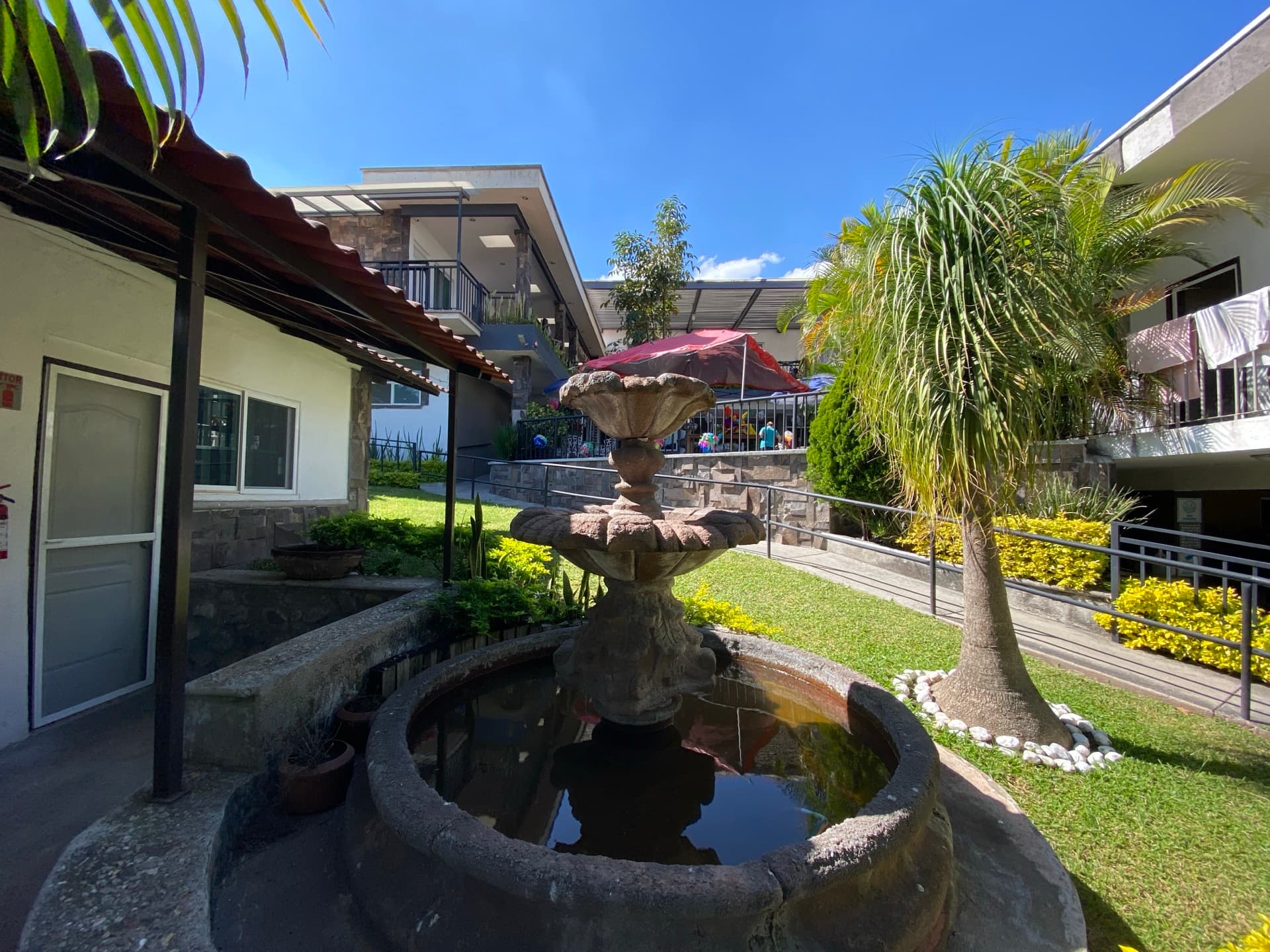 Fuente y jardín con áreas de descanso