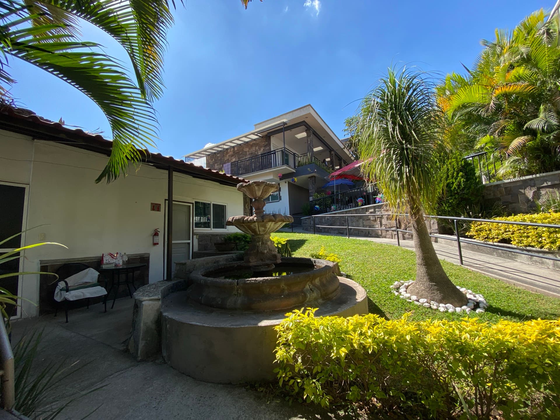 Patio con fuente de cantera