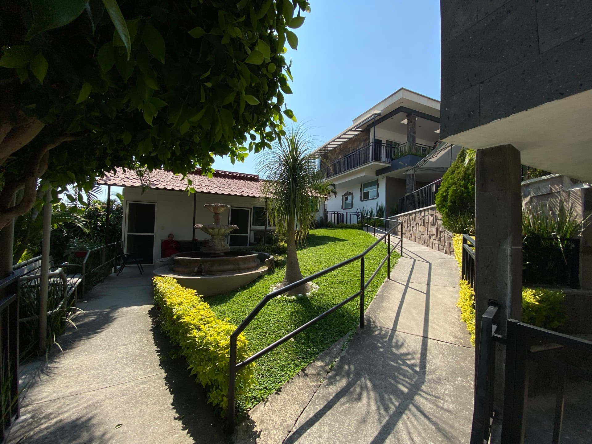 Patio con fuente y jardín